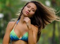 Alejandra Ghersi ponętnie w jaskrawym bikini